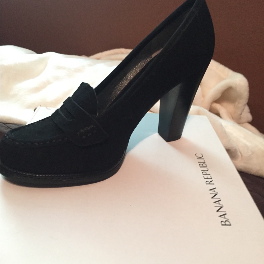 New! Banana Republic Black Suede Loafers-Size 5